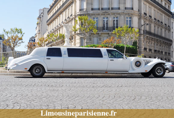 Limousine excalibur de long place Francois 1er à paris